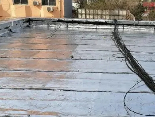 漳州市卫生间漏水维修公司分享下漳州市屋面楼顶防水刚性防水层施工要点。